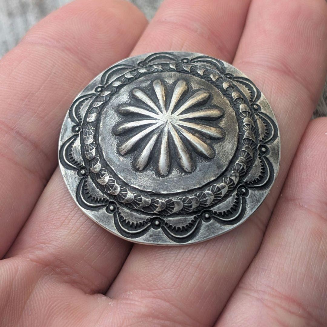 ハンドメイドのシルバーコンチョ　オールドスタイル　インディアンジュエリー風