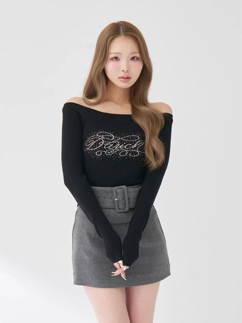 Darich ビジューロゴボートネックニットトップス