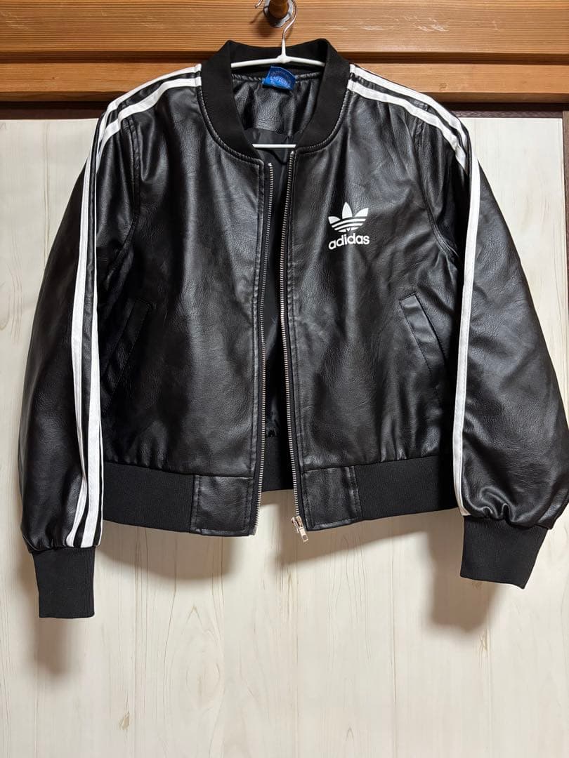adidas ブラックフェイクレザージャケット
