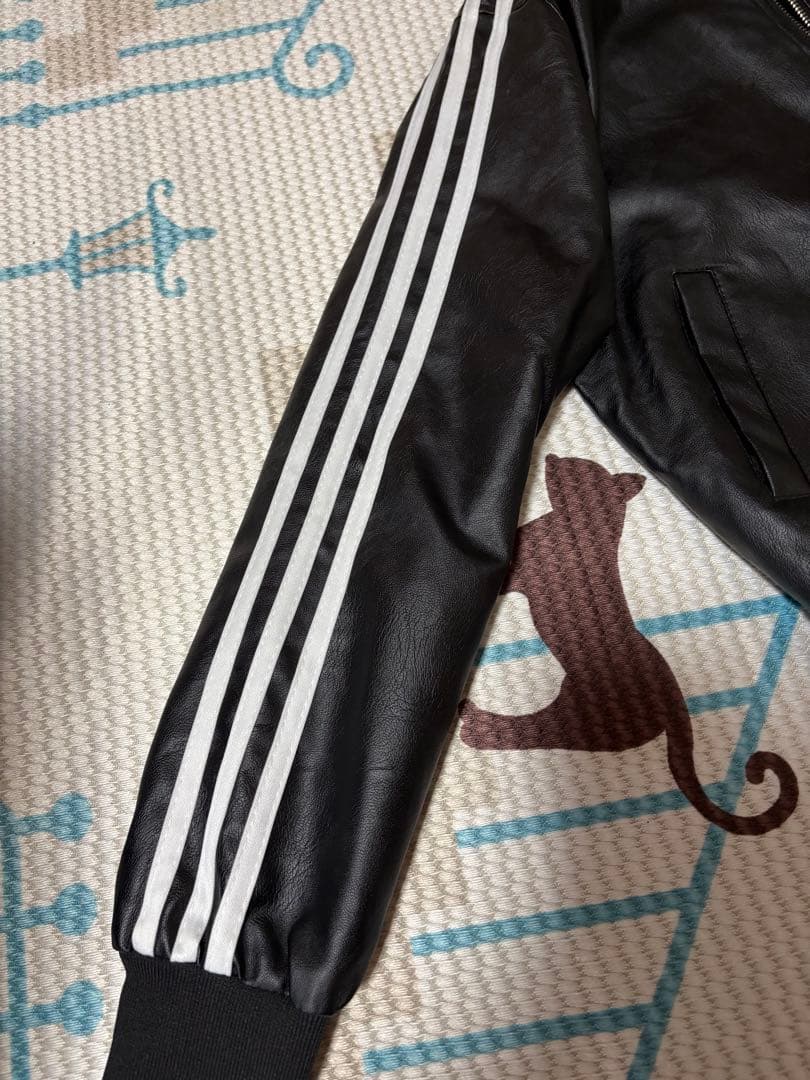 adidas ブラックフェイクレザージャケット
