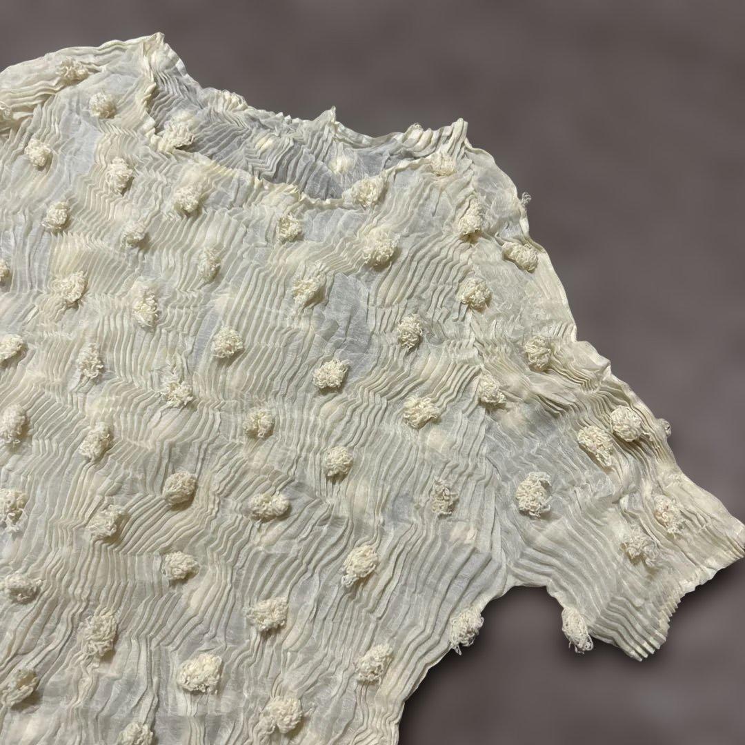 ISSEY MIYAKE イッセイミヤケ　オフホワイトのトップス　半袖シャツ