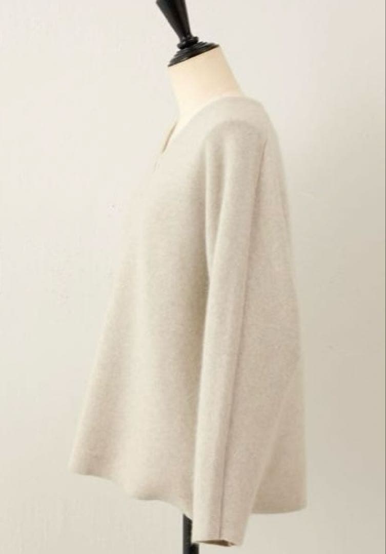 ビアズリー ⭐️セール中　アイボリーファーニットVネックプルオーバー