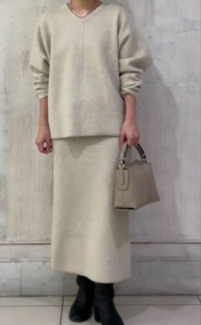 ビアズリー ⭐️セール中　アイボリーファーニットVネックプルオーバー