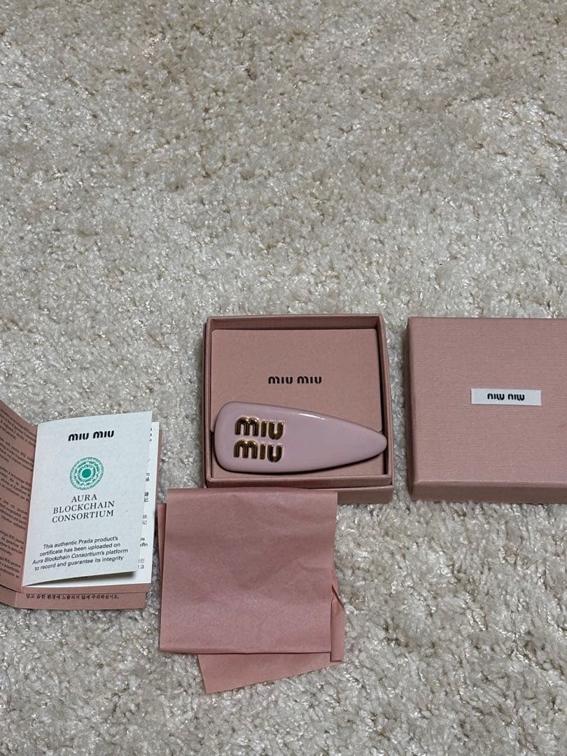 【中古】MIUMIU パテントレザー ヘアクリップ ピンク