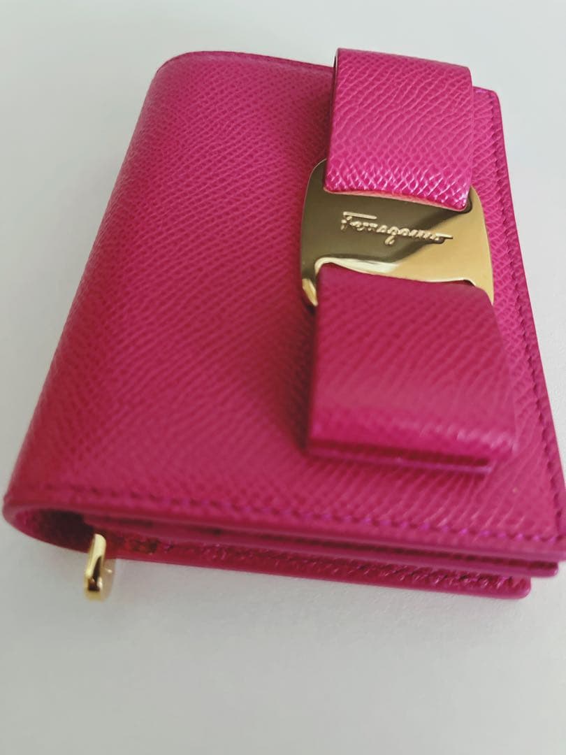 【極美品】フェラガモ　ヴァラ　リボン　二つ折り 財布