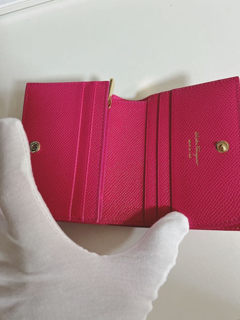 【極美品】フェラガモ　ヴァラ　リボン　二つ折り 財布