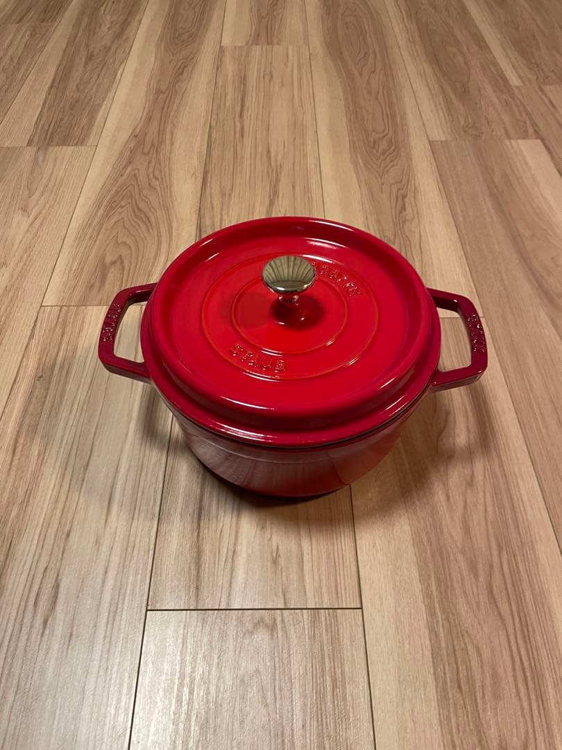 ストウブstaubピコココット ラウンド 22cm　レッド