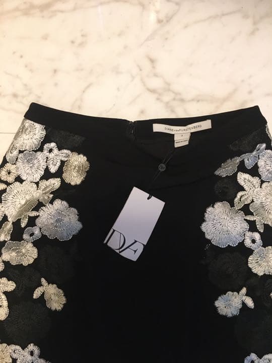 新品　ダイアンフォンファステンバーグ   花柄刺繍　レーススカート