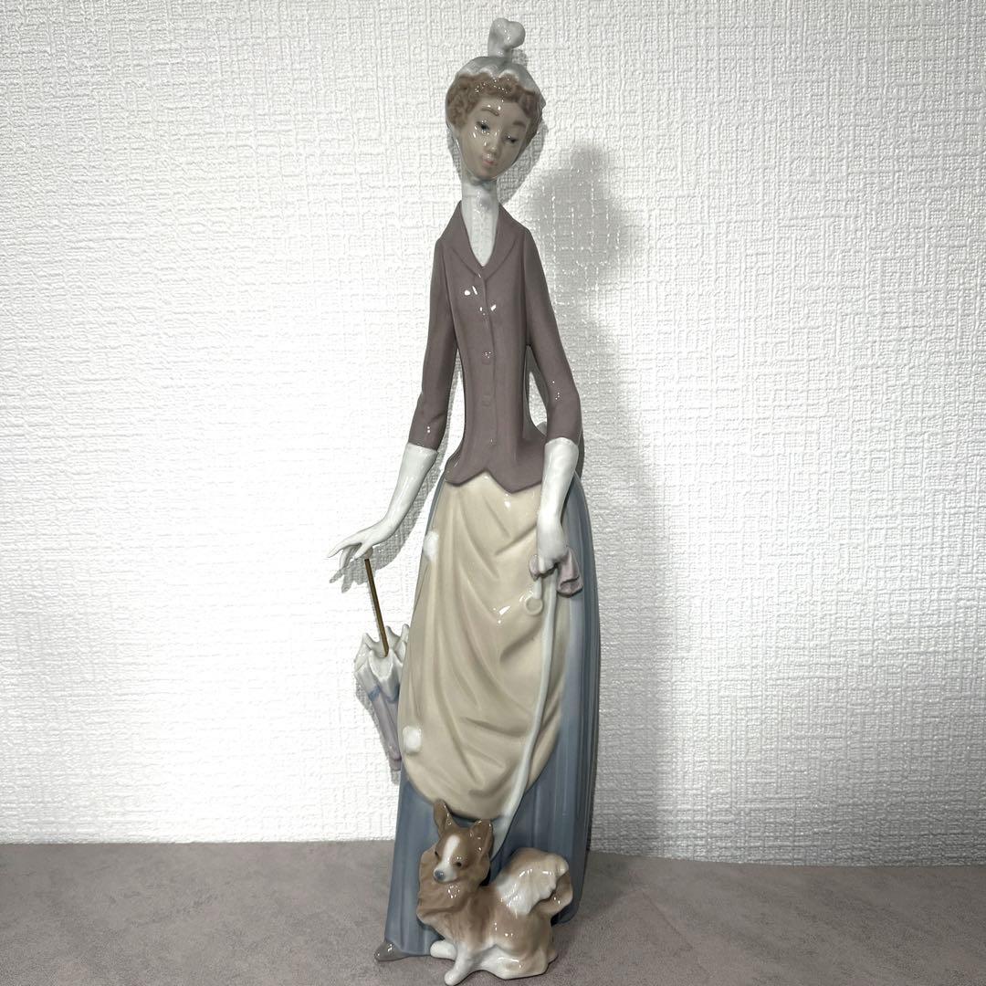 リヤドロ LLADRO【美品】フィギュリン《犬を連れた婦人》4761