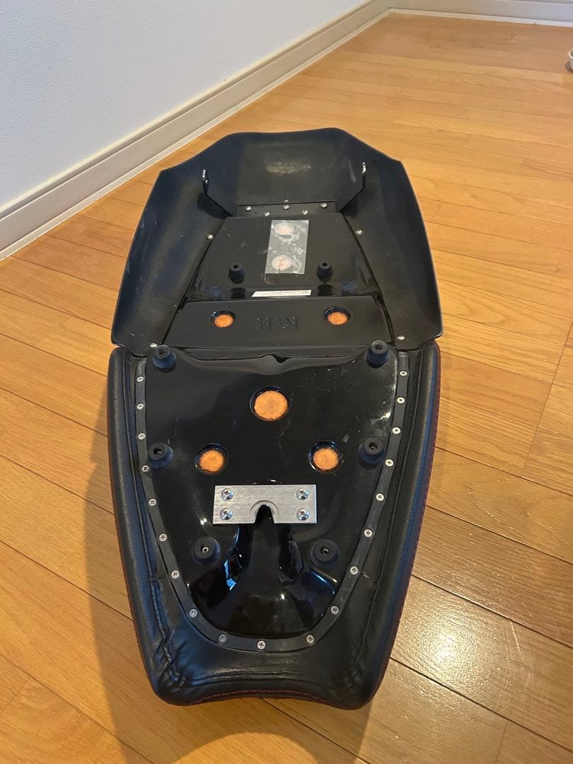 ハーレーXR1200用 K＆Hバイクシート 黒色 取り付けブラケット付き