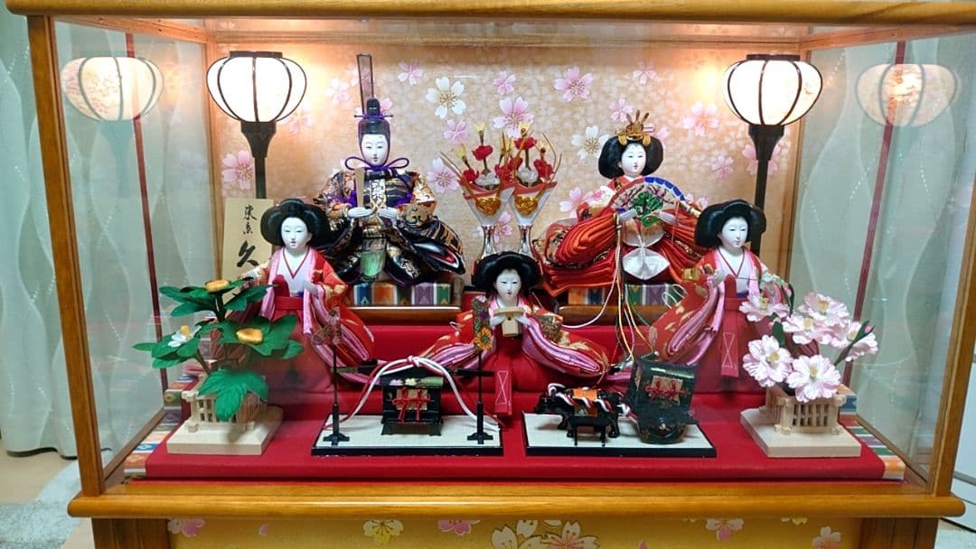 伝統的な雛人形 ガラスケース付き