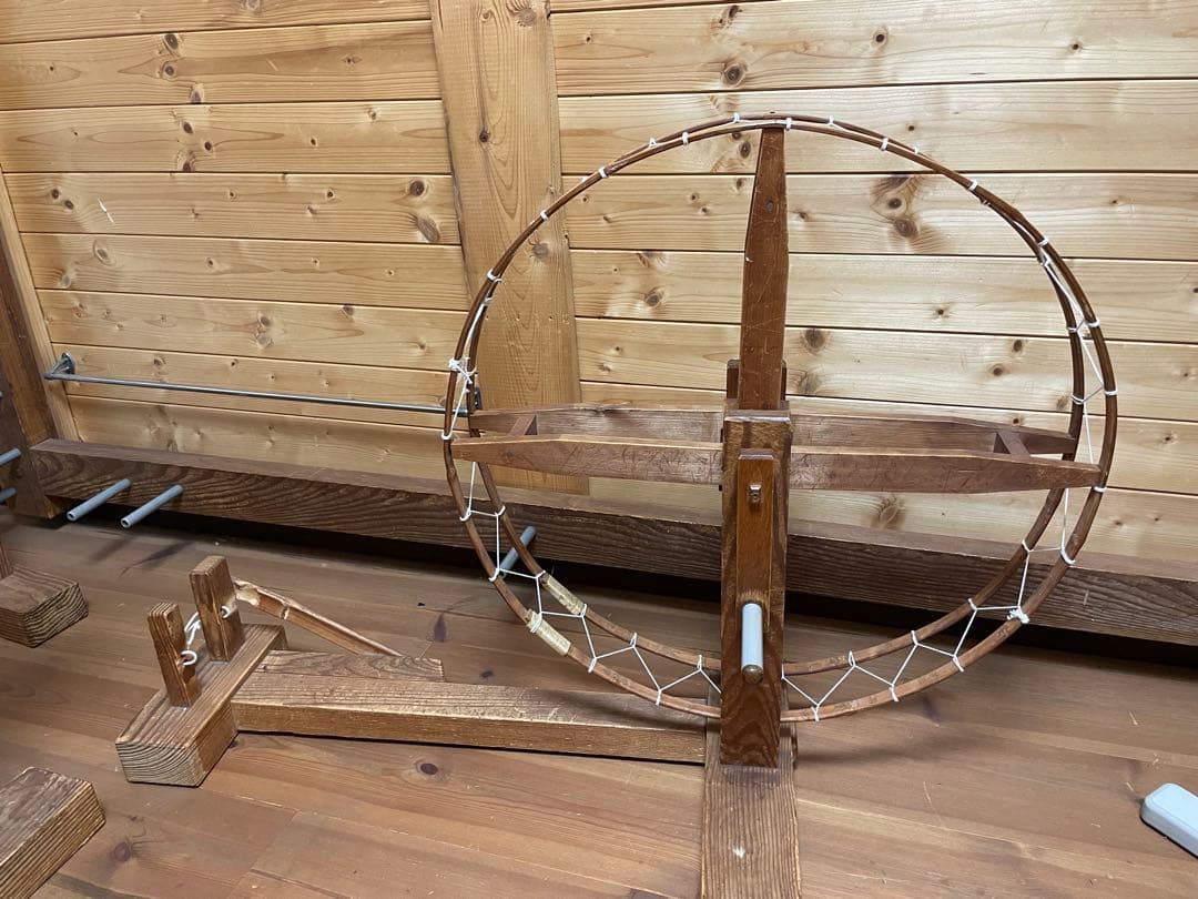 木製 糸紡ぎ車（糸車）伝統的デザイン