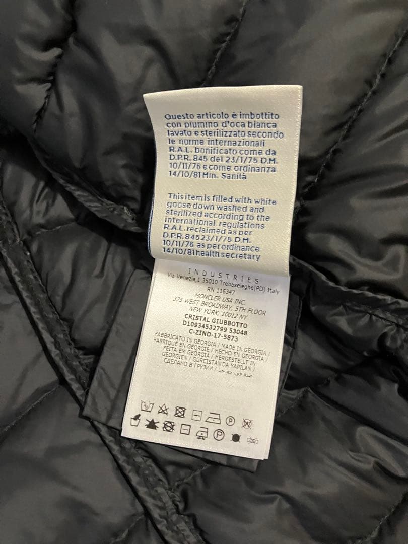 Moncler モンクレール　エレガントなノーカラーライトダウンジャケット