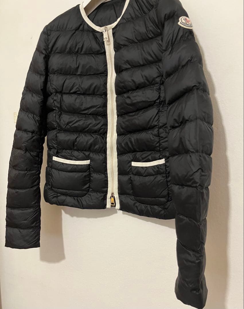 Moncler モンクレール　エレガントなノーカラーライトダウンジャケット