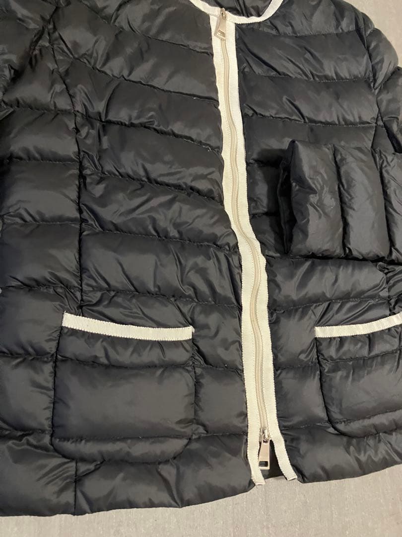Moncler モンクレール　エレガントなノーカラーライトダウンジャケット