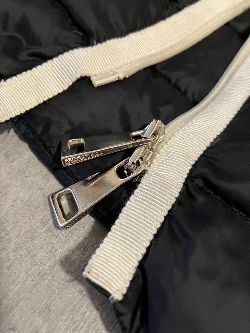 Moncler モンクレール　エレガントなノーカラーライトダウンジャケット