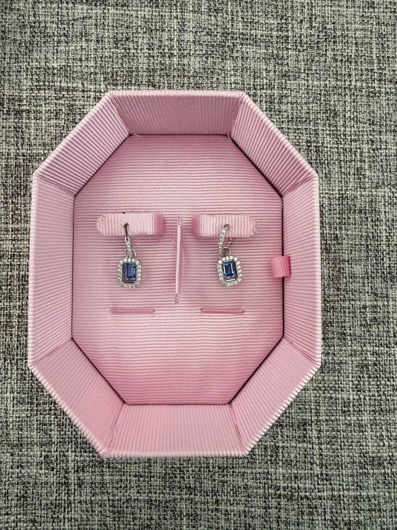 エメラルドカット青色宝石ピアス