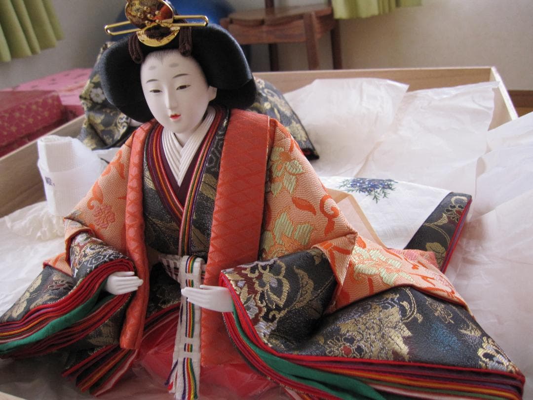 ② 雛人形　七段飾り（雛人形、御屛風、毛氈）