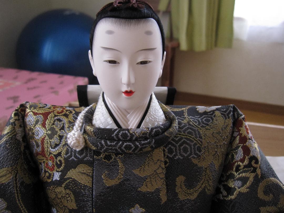 ② 雛人形　七段飾り（雛人形、御屛風、毛氈）