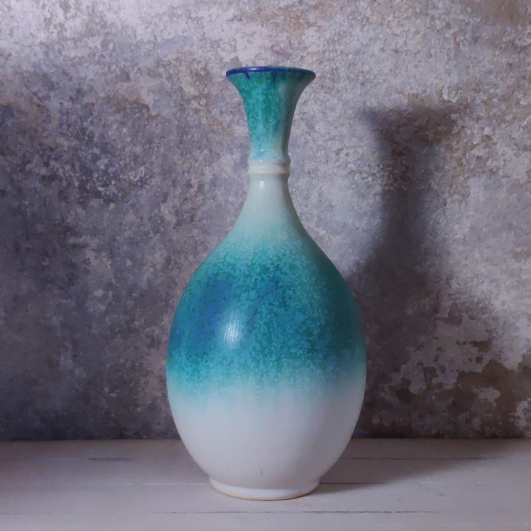 レトロな一輪挿し　白、碧、群青色。造形が美しい品