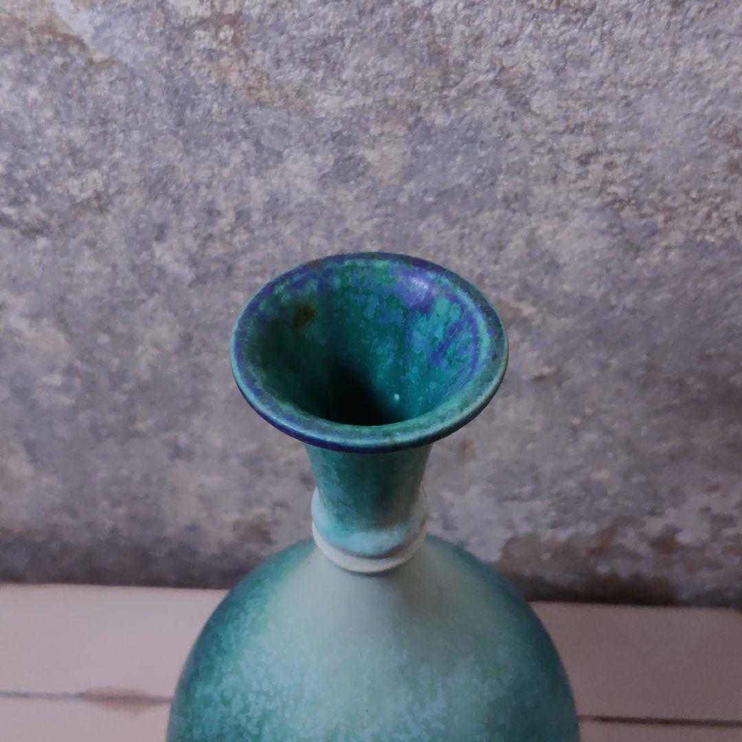 レトロな一輪挿し　白、碧、群青色。造形が美しい品