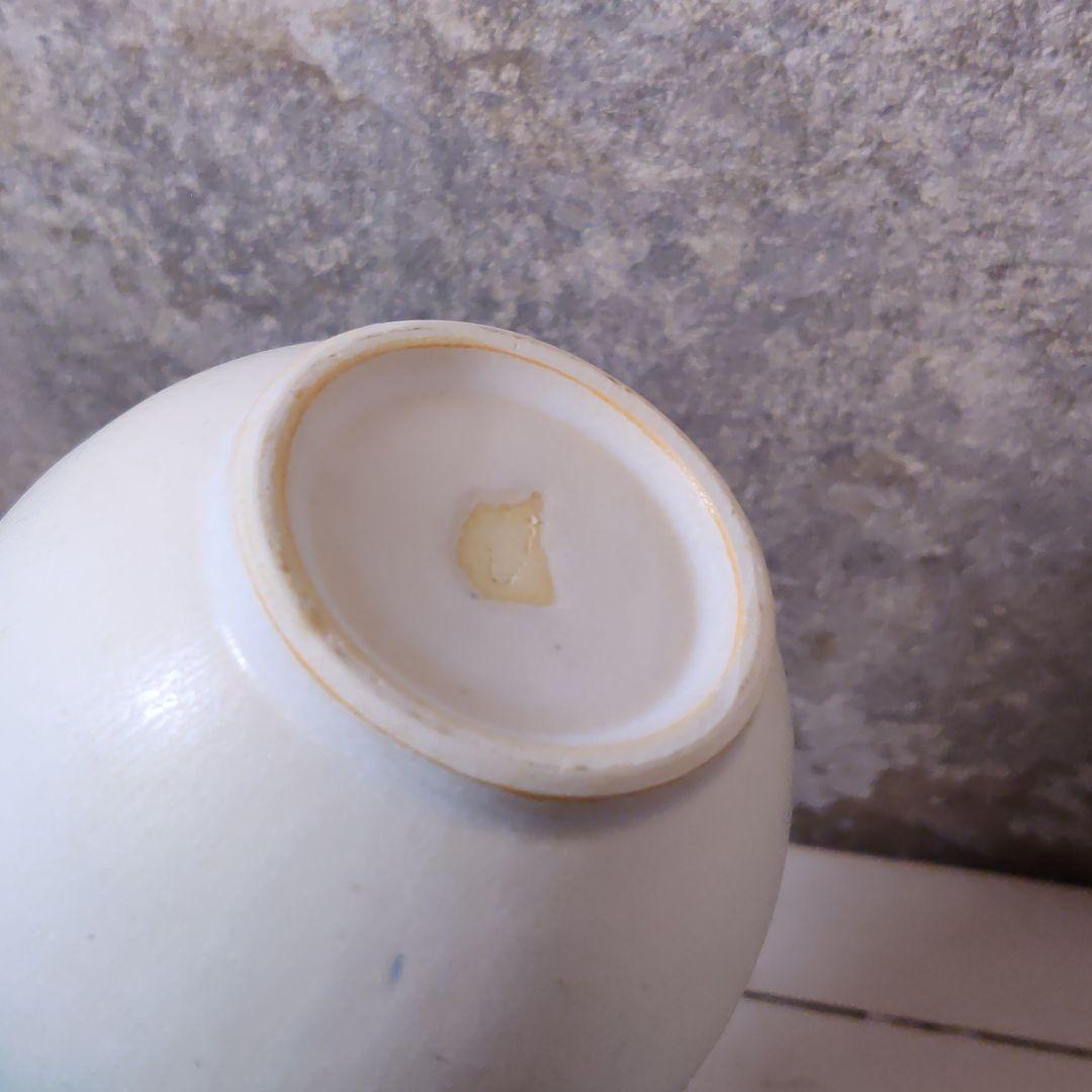 レトロな一輪挿し　白、碧、群青色。造形が美しい品