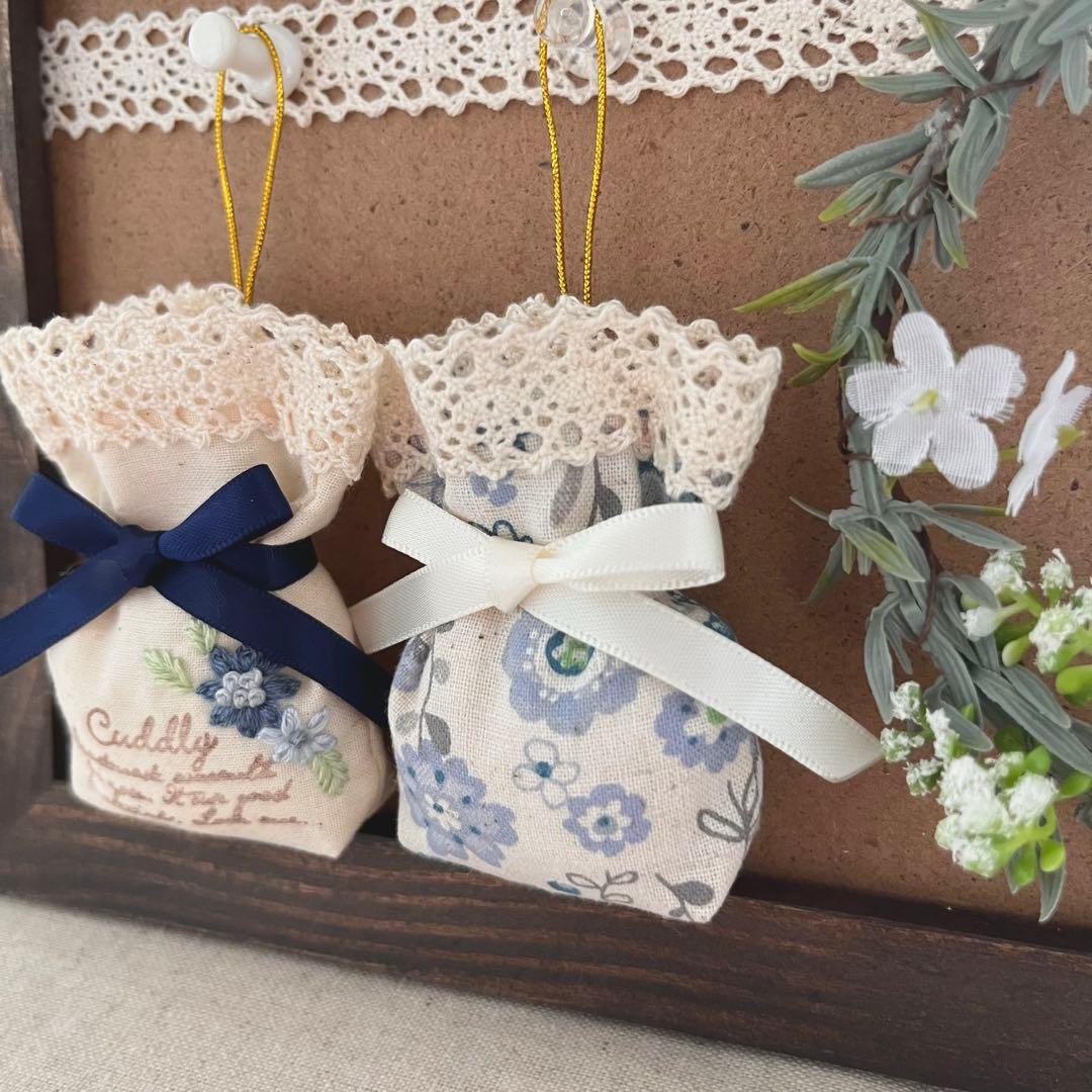 2408-46 ミニストラップサシェ 香り袋 2個組 グレイブルー 花柄 刺繍