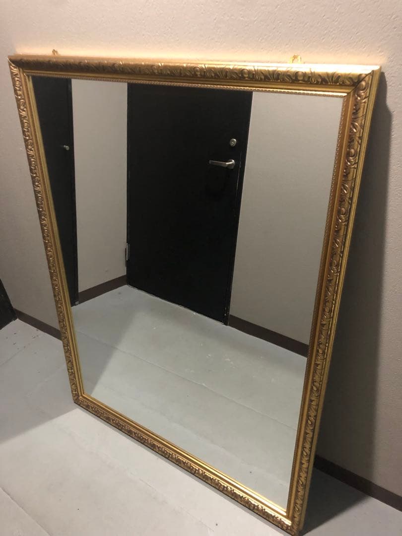 装飾的なゴールド壁掛け鏡