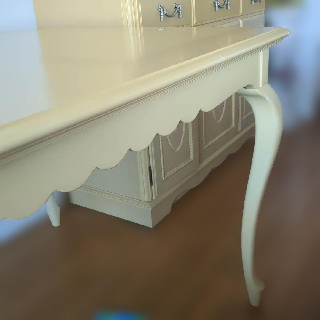 なのお取置　 猫足　クリーム色 木製 ダイニングテーブル