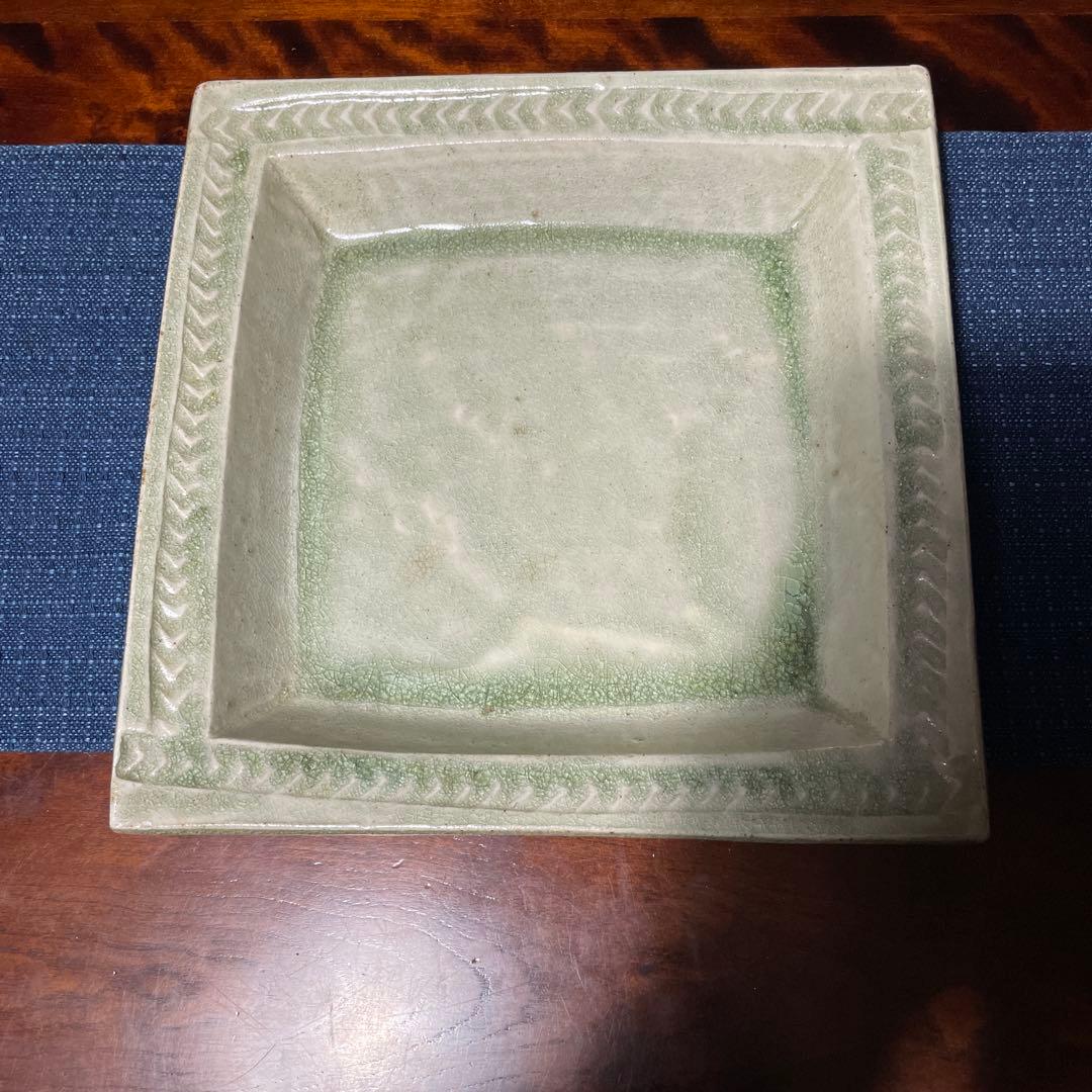 出西窯多々納弘光氏作の装飾的な四角形皿 緑がかったベージュ