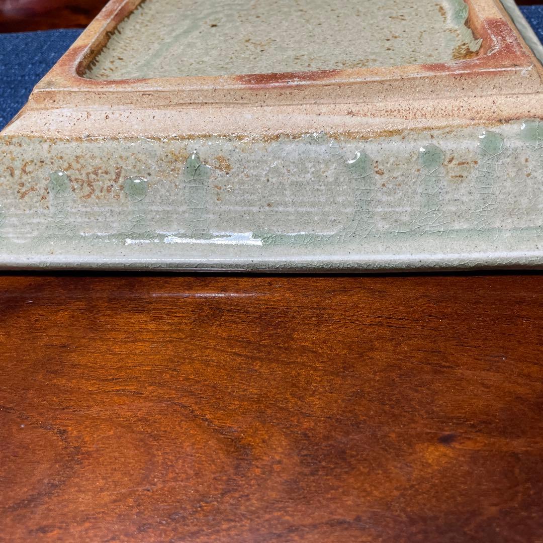 出西窯多々納弘光氏作の装飾的な四角形皿 緑がかったベージュ