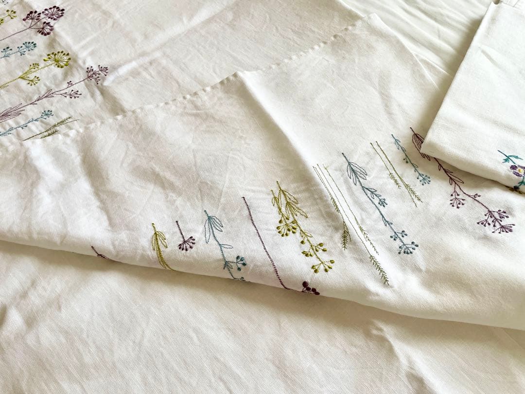 フレンチリネン刺繍のマルチカバー・ソファーカバー