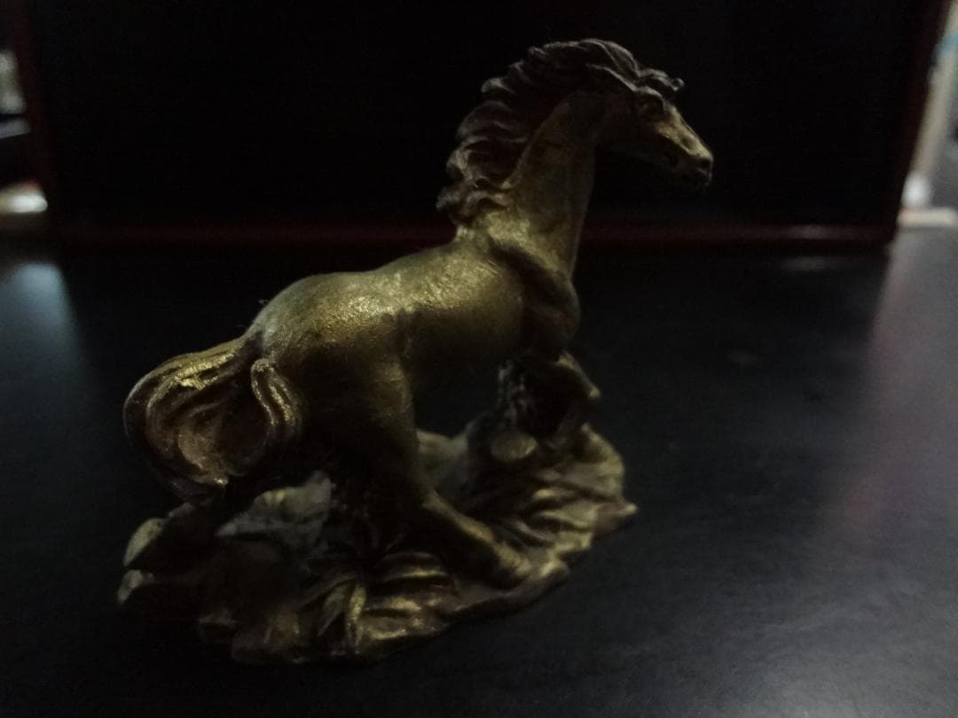 2026年干支・午　開運縁起物金色の馬の彫刻９体セット 　何事もうまくいく・・