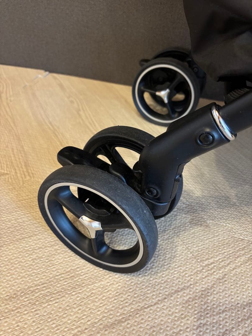 アップリカ　ラクーナクッションフリープラス　レインカバー付き