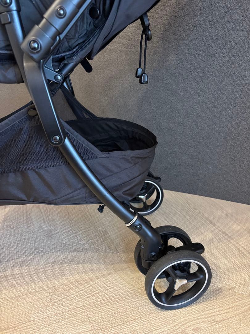 アップリカ　ラクーナクッションフリープラス　レインカバー付き