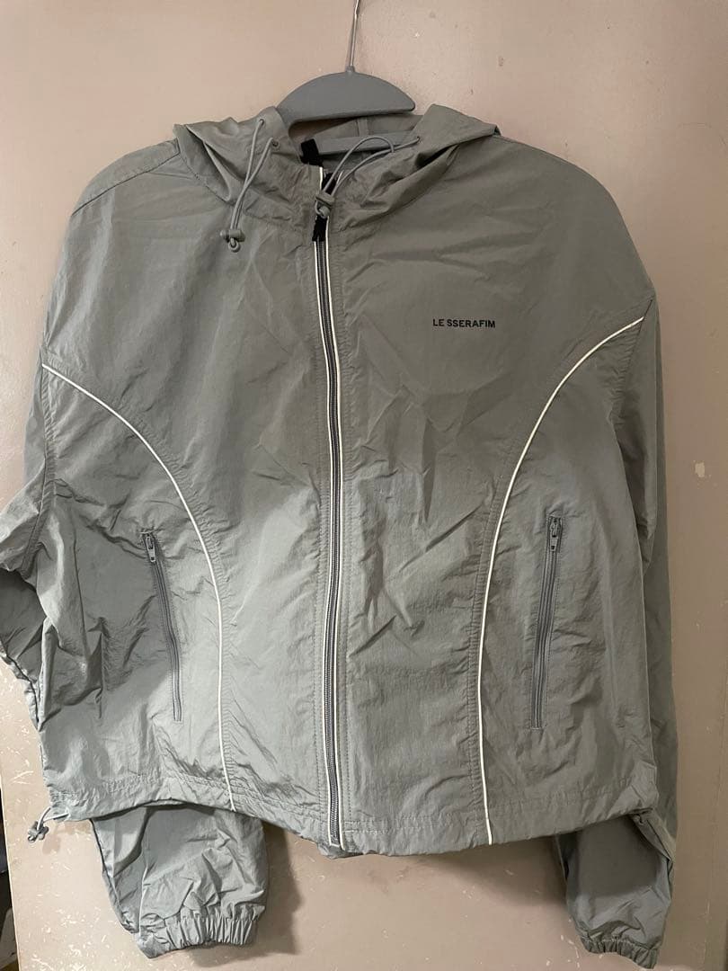 LE SSERAFIM フード付きウィンドブレーカー グレー