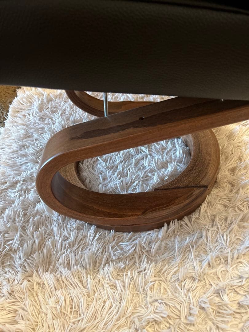 ヒモラ黒レザーオットマン 曲線木製脚