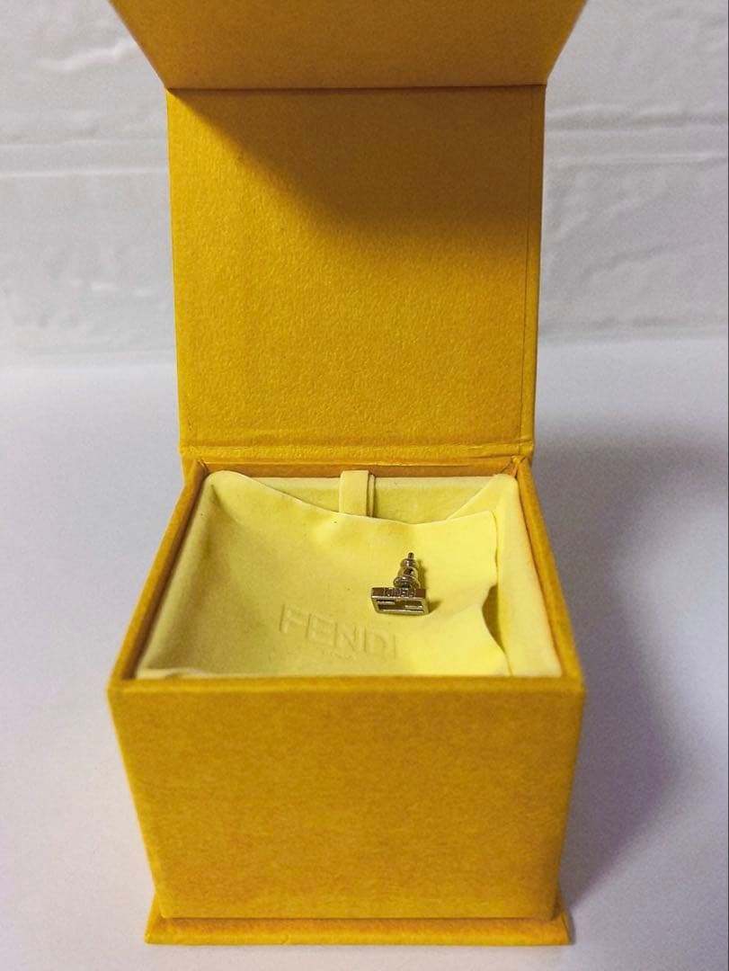 フェンディ　FENDI ピアス　片方　バゲット　シルバー　男女兼用