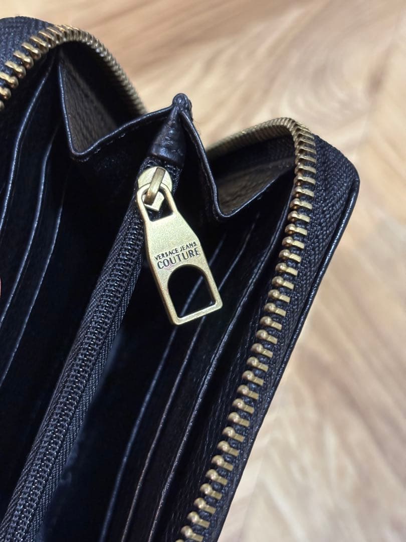 【極美品】ヴェルサーチ ジーンズ クチュール コンパクトウォレット シボ革