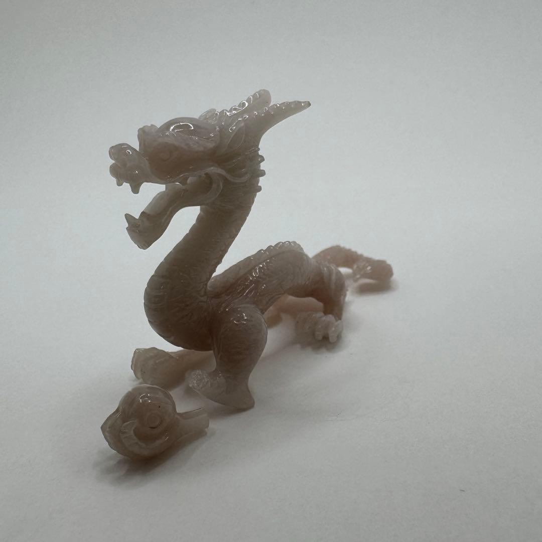 本翡翠のドラゴンの置物