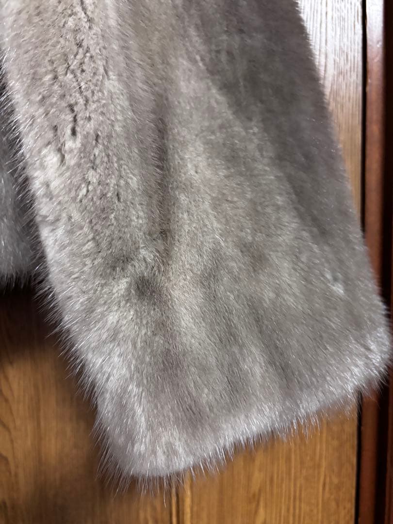 サファイアミンク風 毛皮ジャケット グレー ショート丈 裏地スカーフ柄風 馬柄