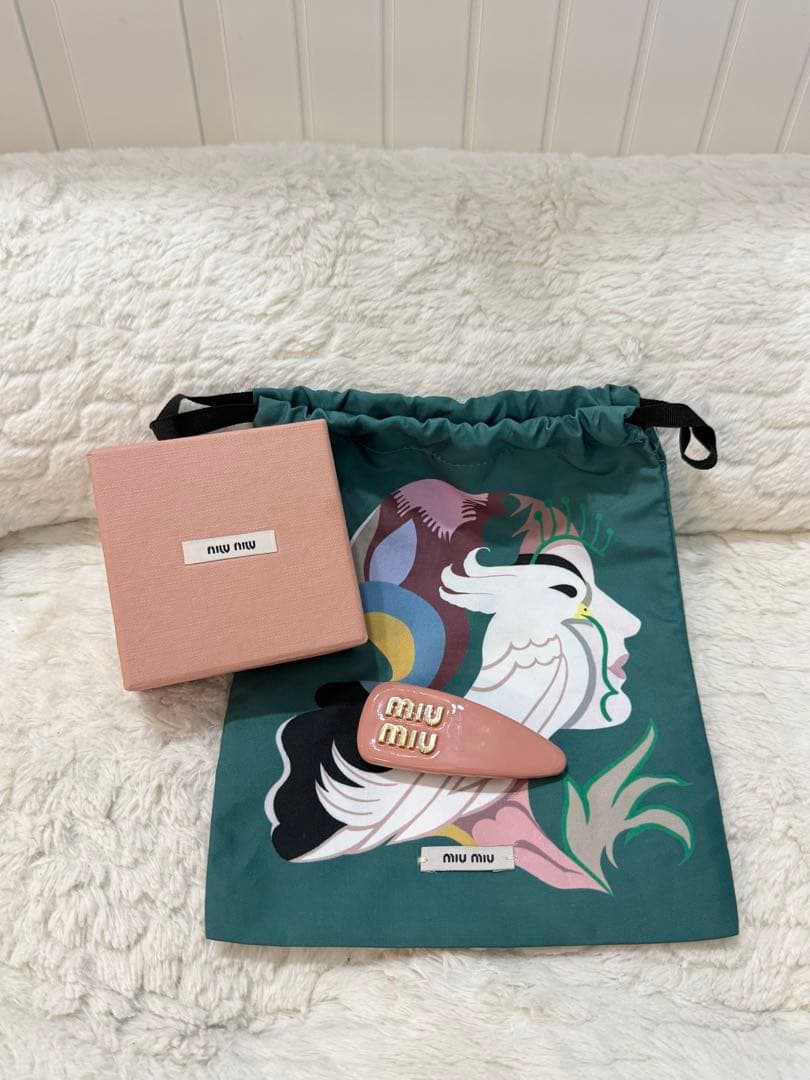 MIU MIU ピンク パテントレザー ヘアクリップ　バレッタ