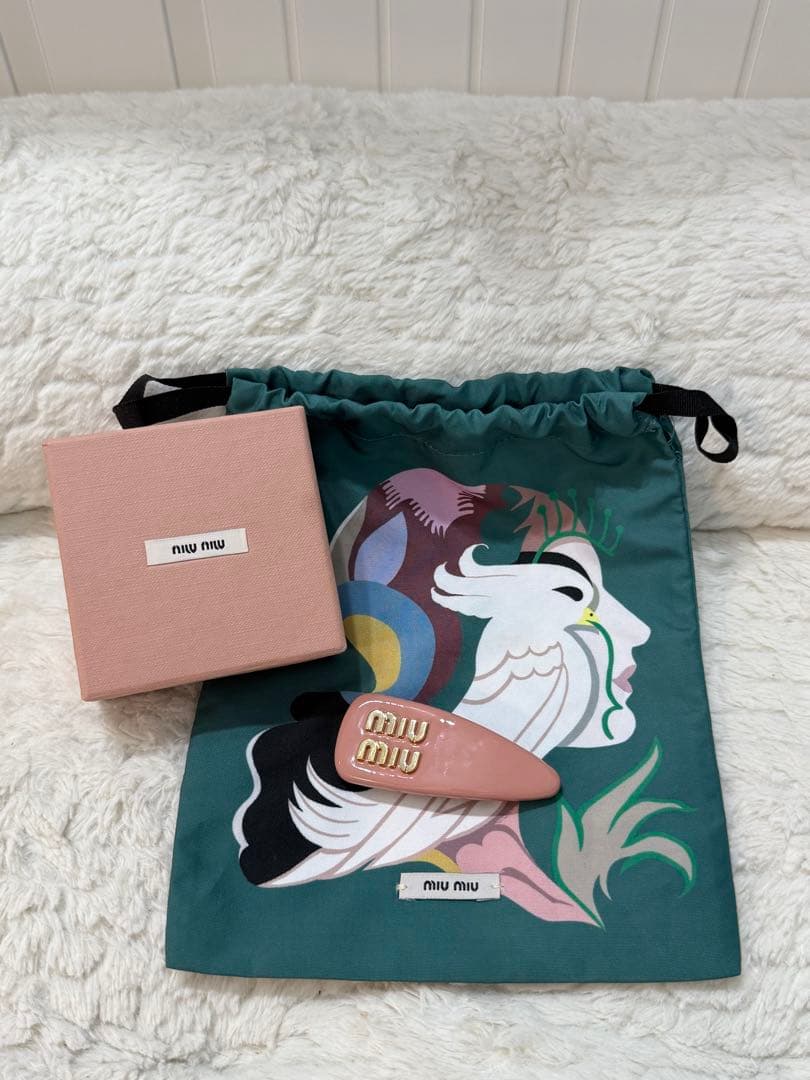MIU MIU ピンク パテントレザー ヘアクリップ　バレッタ