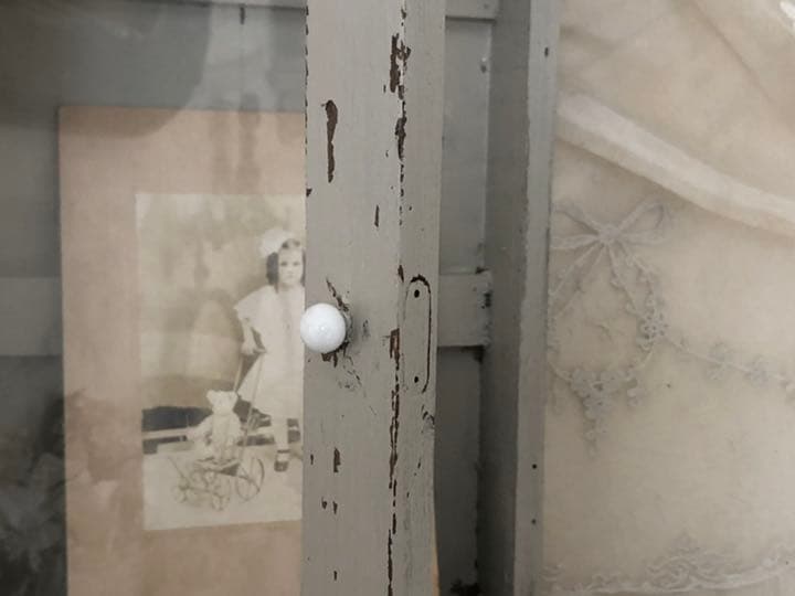 アンティークミルクガラスハンドルのウォールキャビネット　棚