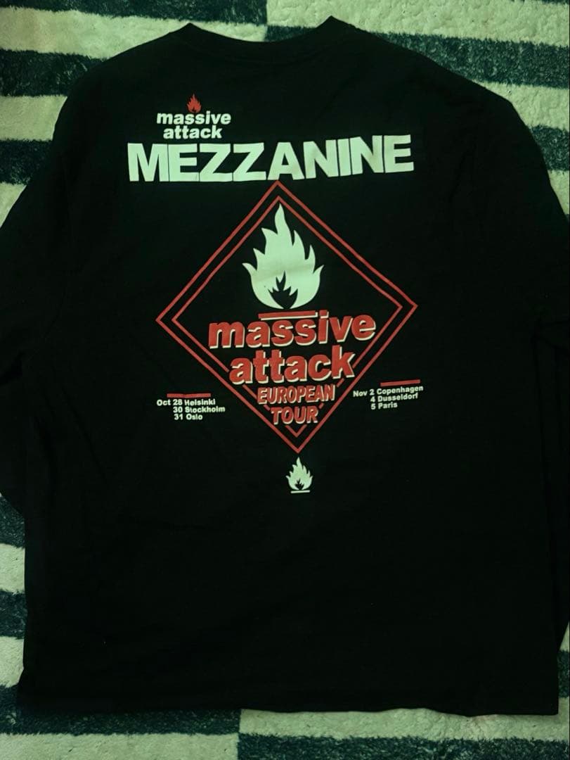 〖値下げ中〗激レアmassive attack マッシヴ・アタック ロンT