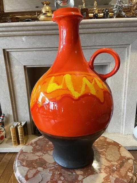 陶器製のユニークな装飾品