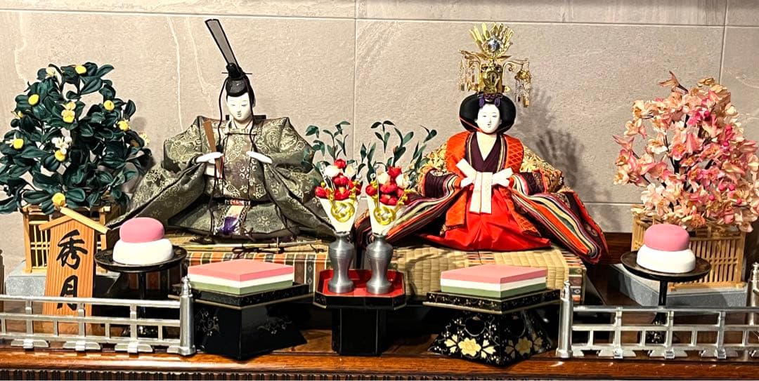 美品　秀月　十二単を纏う貴重な雛人形セット