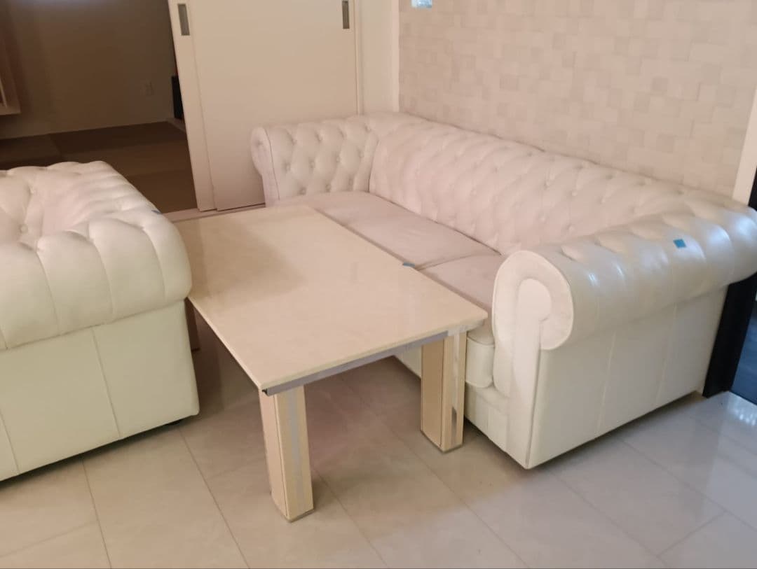 ホワイトレザー チェスターフィールドソファセット