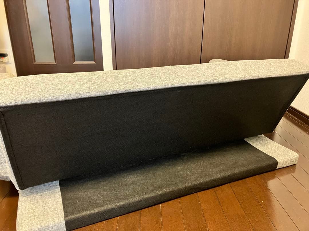 グレー ボタン付きソファ 木製フレーム