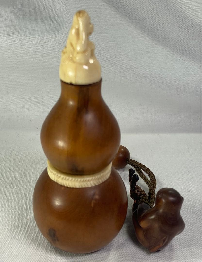 印籠　柘植　瓢箪(ひようたん) カバ牙の頭部と猿の彫刻付き　黄楊繊細彫刻　木製
